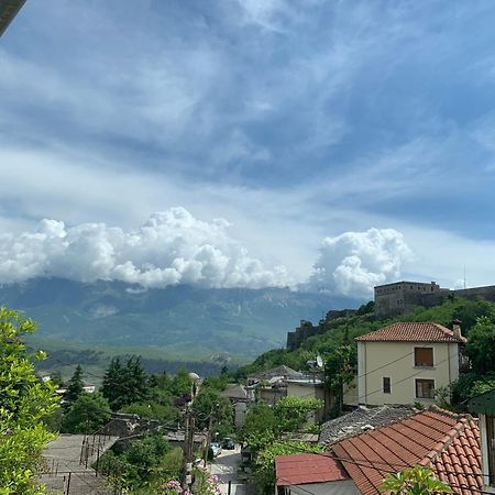 Manga Guesthouse Gjirokastër Buitenkant foto